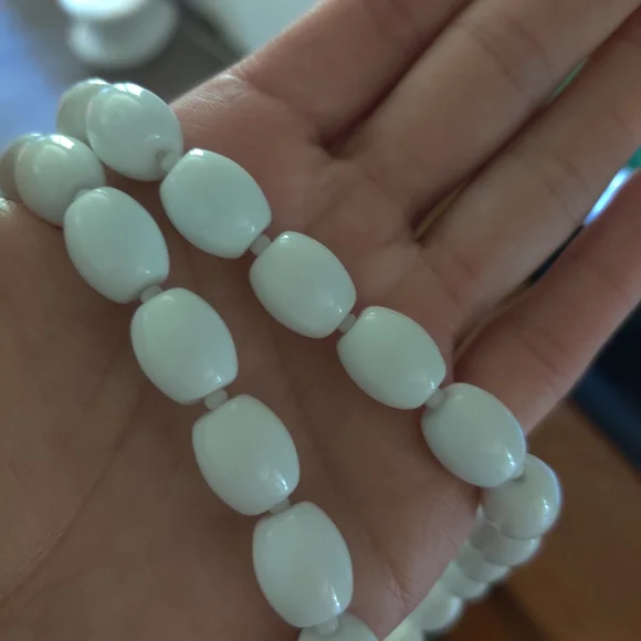 Vintage white milk glass necklace - Picture 6 of 6